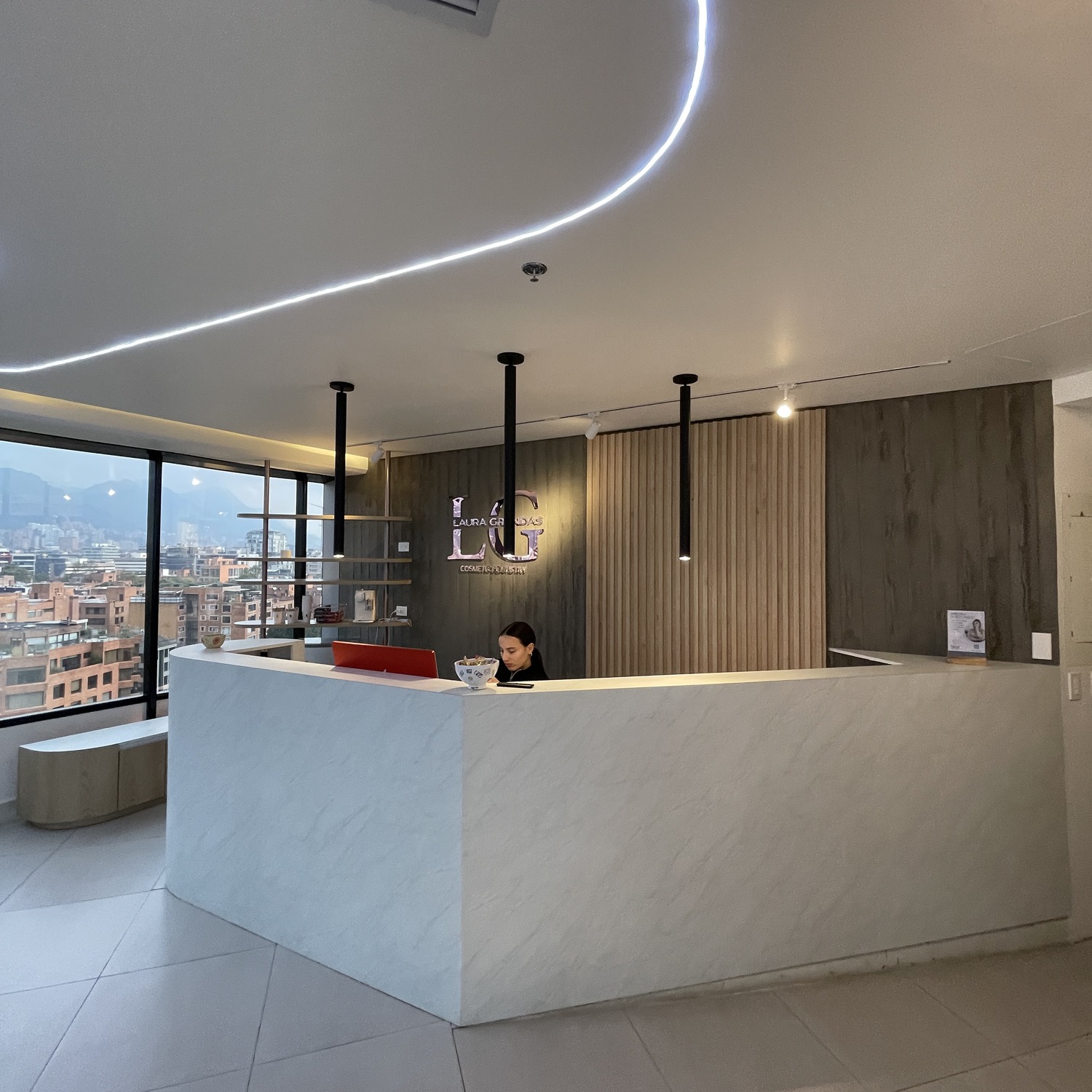 mobe-dental-clinic-front-desk-slatted-wall-led-ceiling